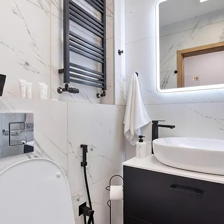 Stylowy Z Balkonem W Spokojnej Okolicy By Renters Apartment